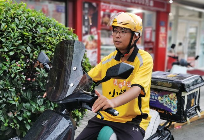 支架交警：不是为难大家是为了安全爱游戏最新电动车不允许安装手机(图1)