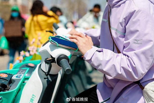 支架”再升级提升昆明用户骑游体验爱游戏平台滴滴青桔电单车“手机(图3)